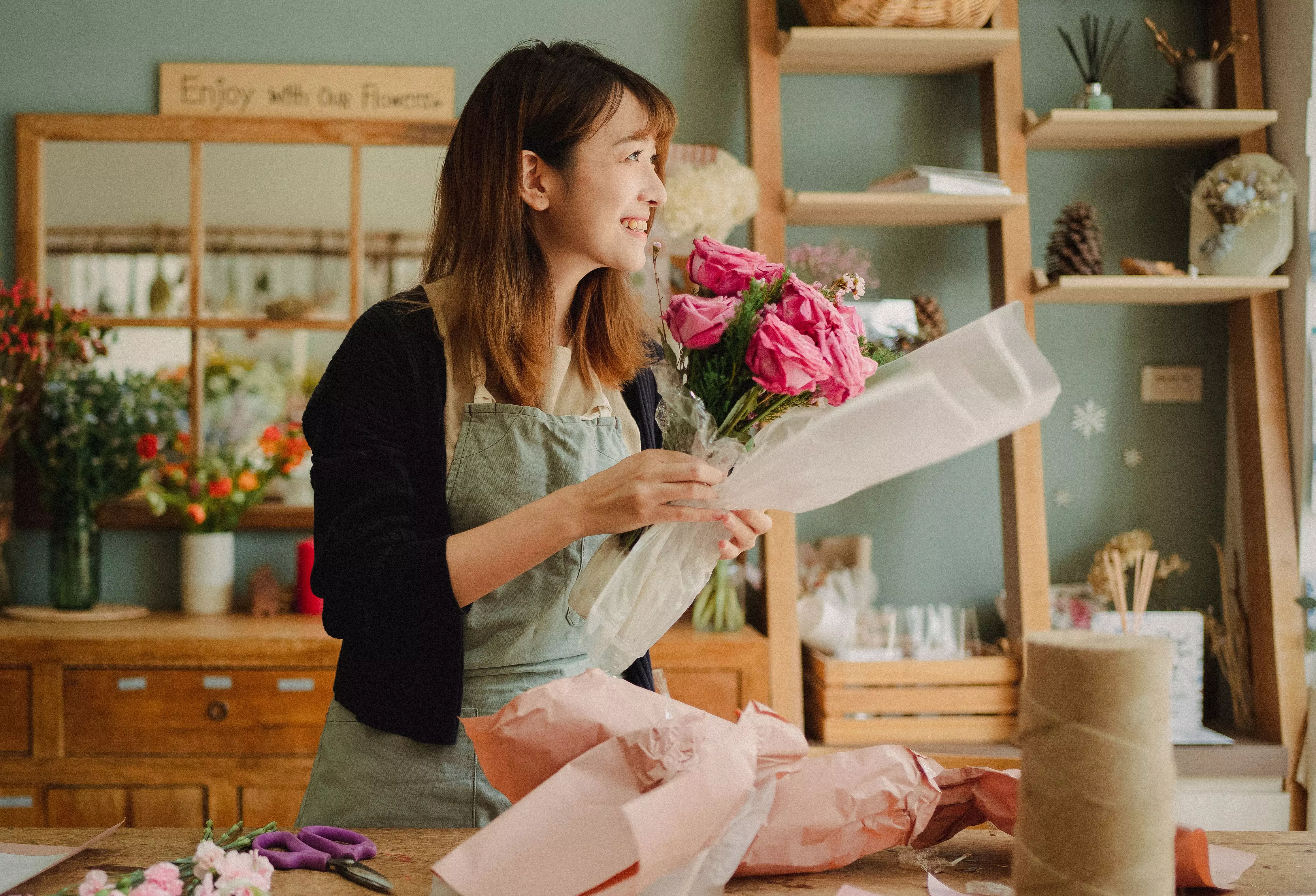 Florist sedang menyiapkan rangkaian bunga
